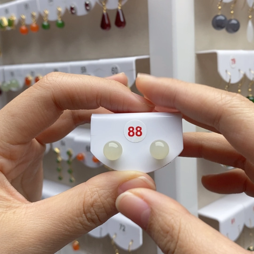 18K金镶嵌和田玉耳饰