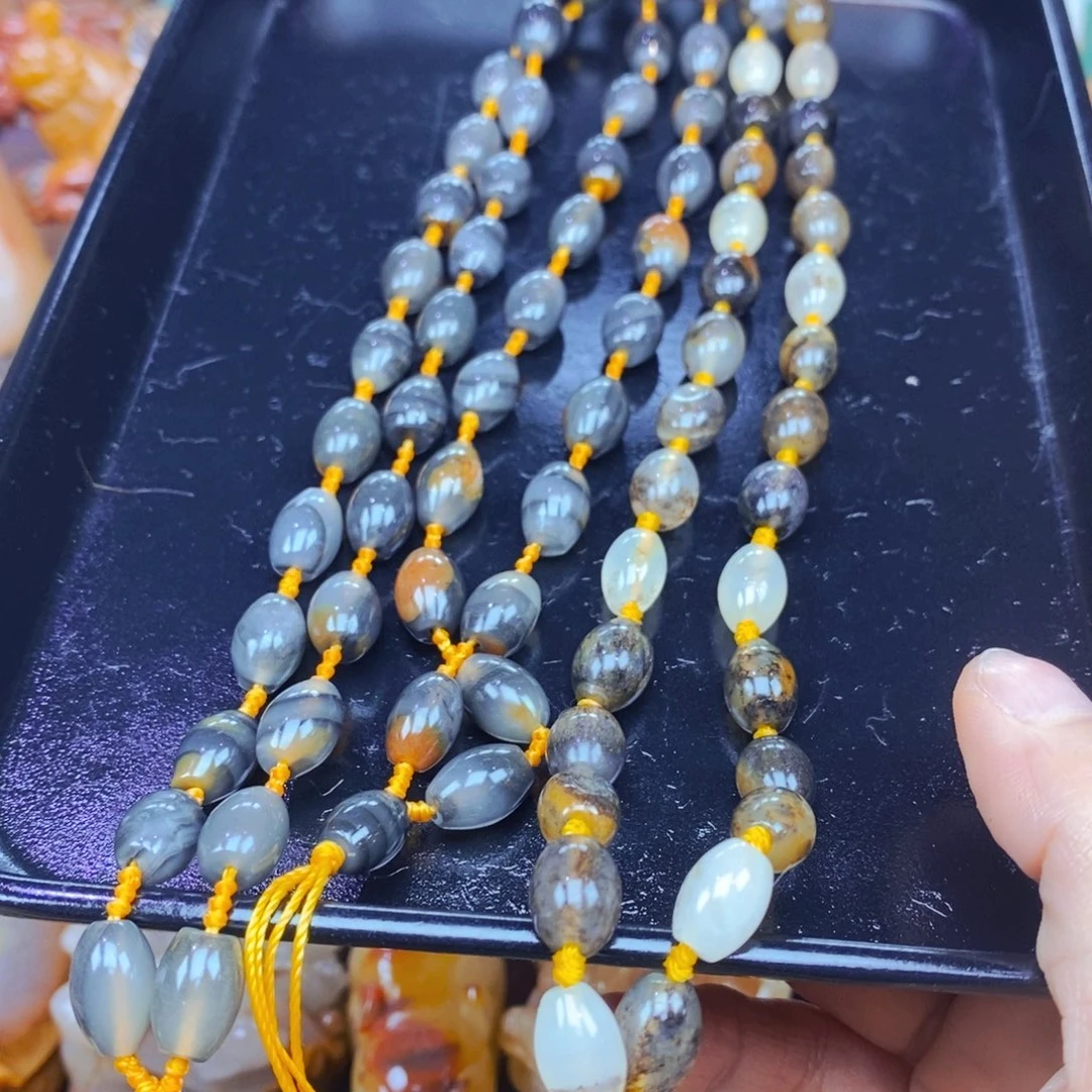 石英质玉（黄龙玉）未镶嵌颈饰