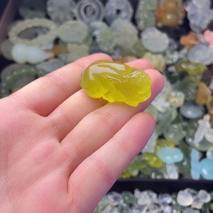 蛇纹石玉合金颈饰貔犰