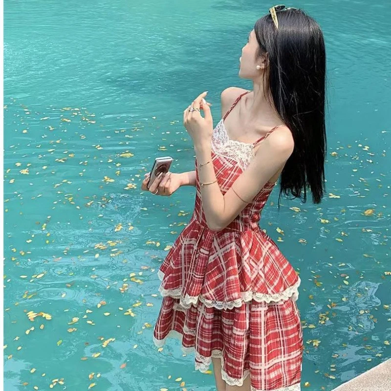 度假风惊艳绝美连衣裙2025夏新款蕾丝边格子吊带裙高腰显白蛋糕裙