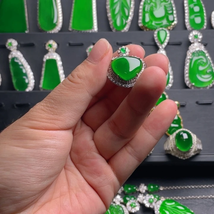 翡翠颈饰未镶嵌翡翠吊坠