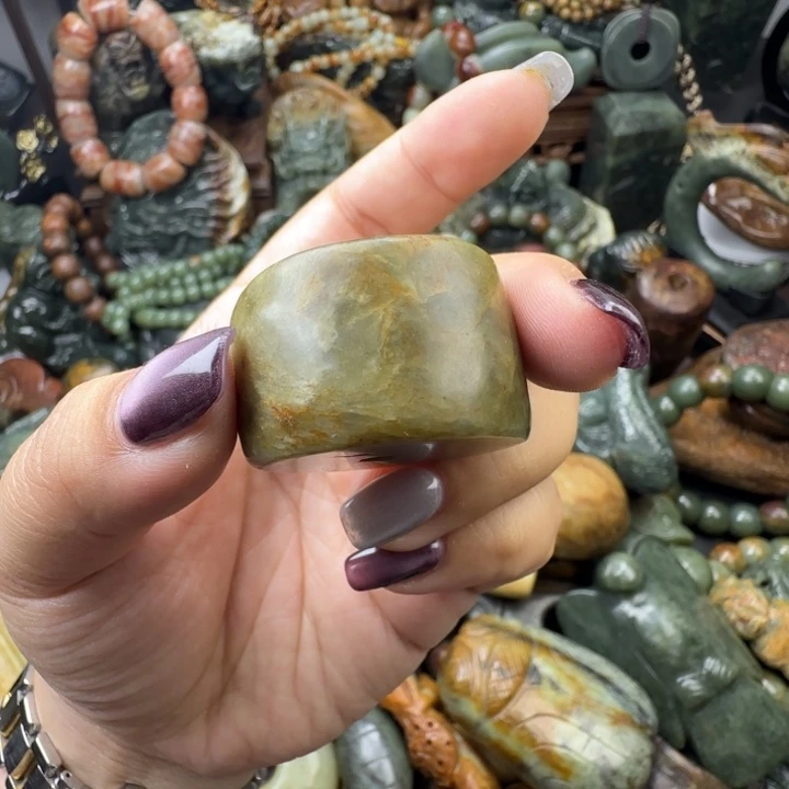 透闪石质玉未镶嵌珠宝奇石