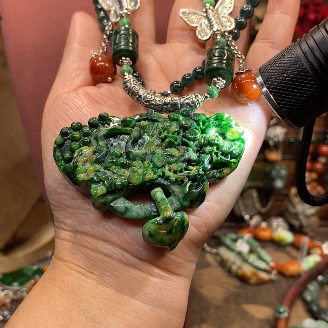 翡翠吊坠(赠链)未镶嵌