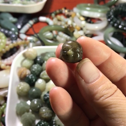 颈饰未镶嵌和田玉（糖玉）