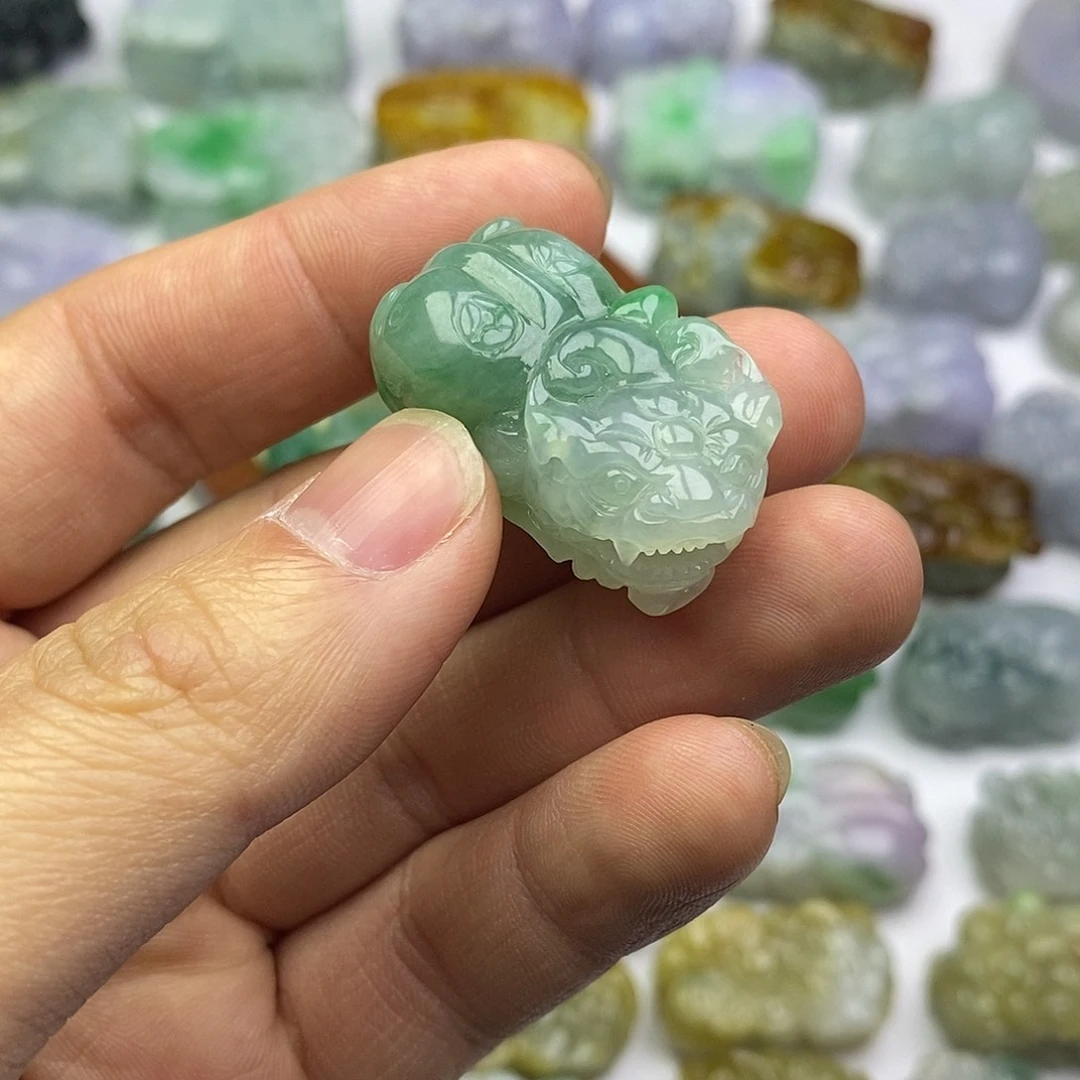 翡翠未镶嵌颈饰貔貅