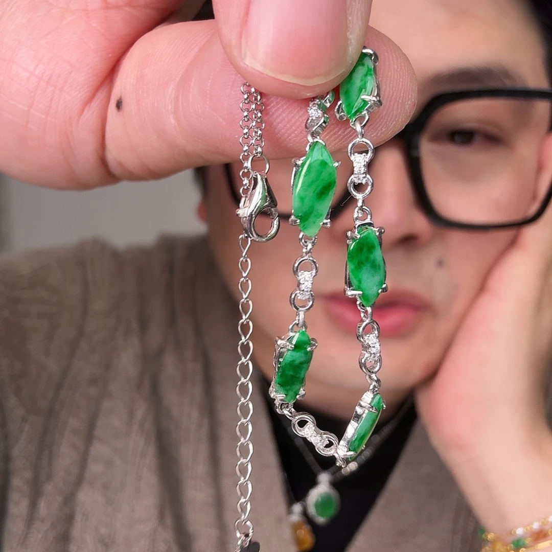 翡翠未镶嵌颈饰一件