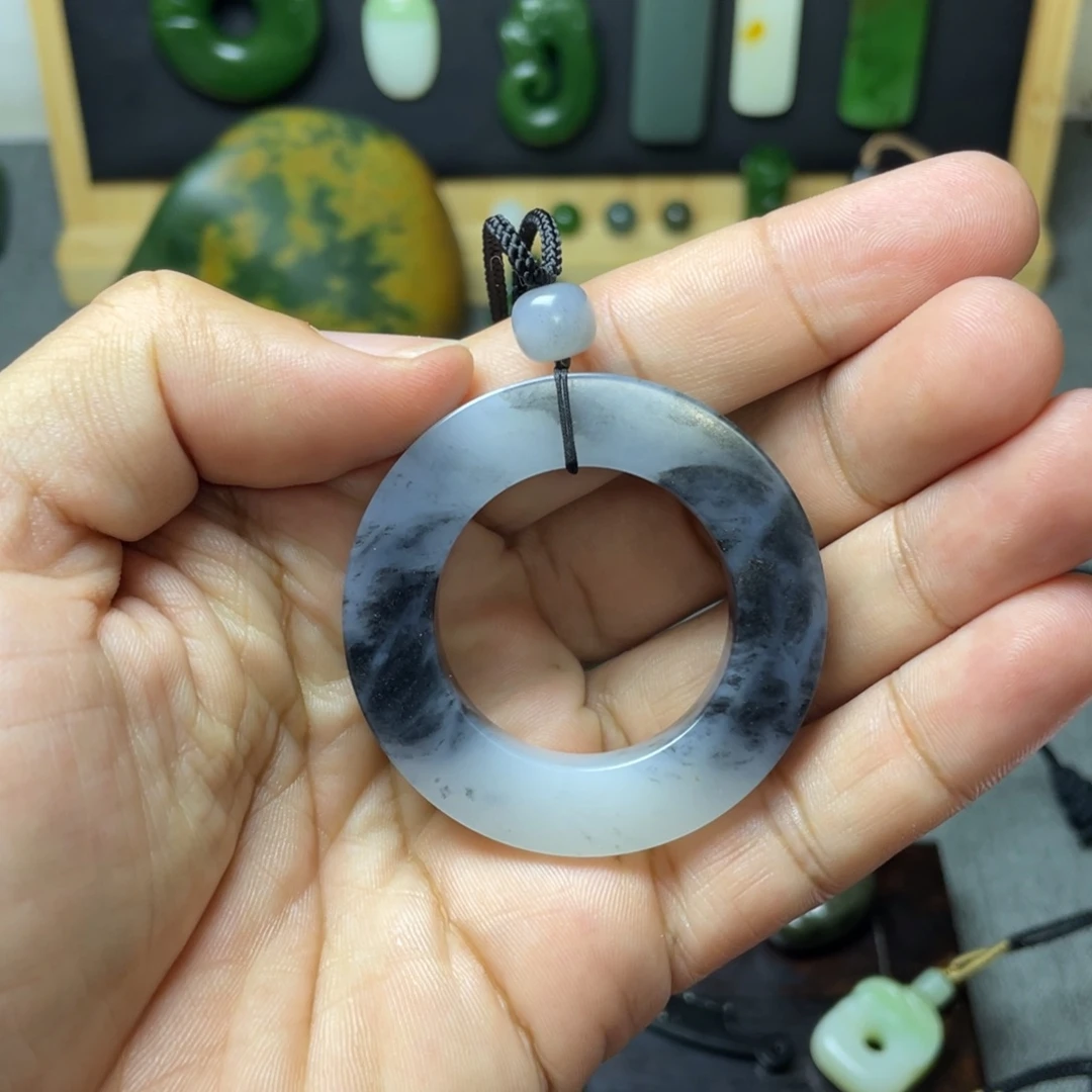 豆***猪和田玉未镶嵌颈饰