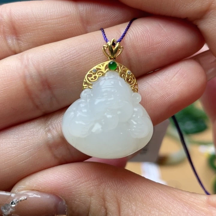 和田玉吊坠57+圈口。编号7818K金镶嵌