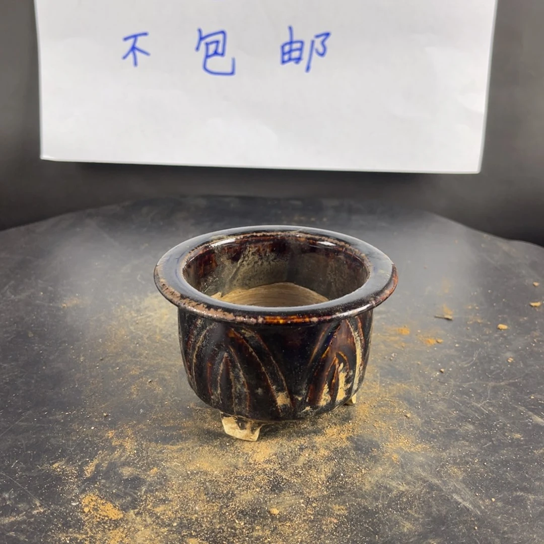 罐漂亮的小瓷器和
