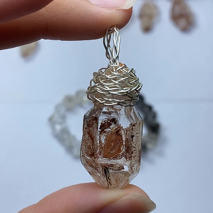 未镶嵌颈饰水晶红泥闪灵钻