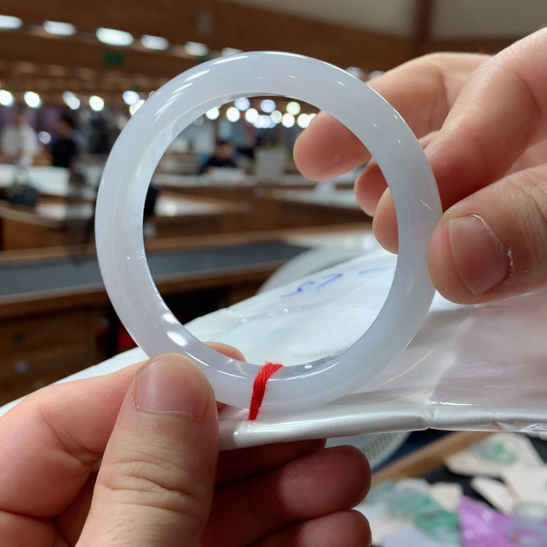 翡翠手镯未镶嵌翡翠