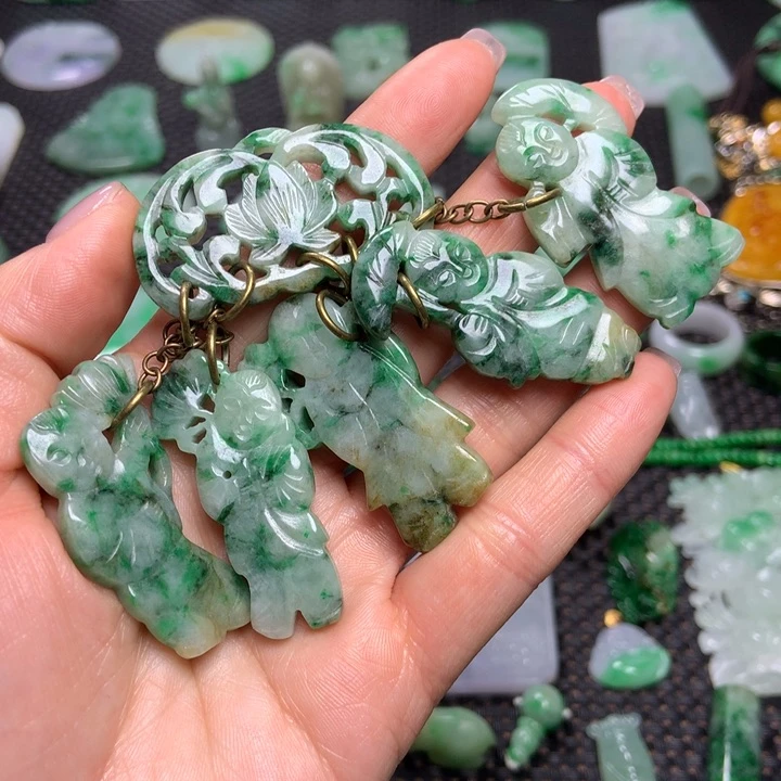 翡翠挂件未镶嵌……