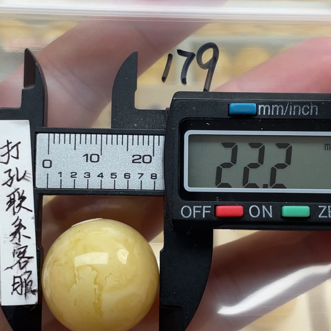 蜜蜡裸石未镶嵌。蜜蜡