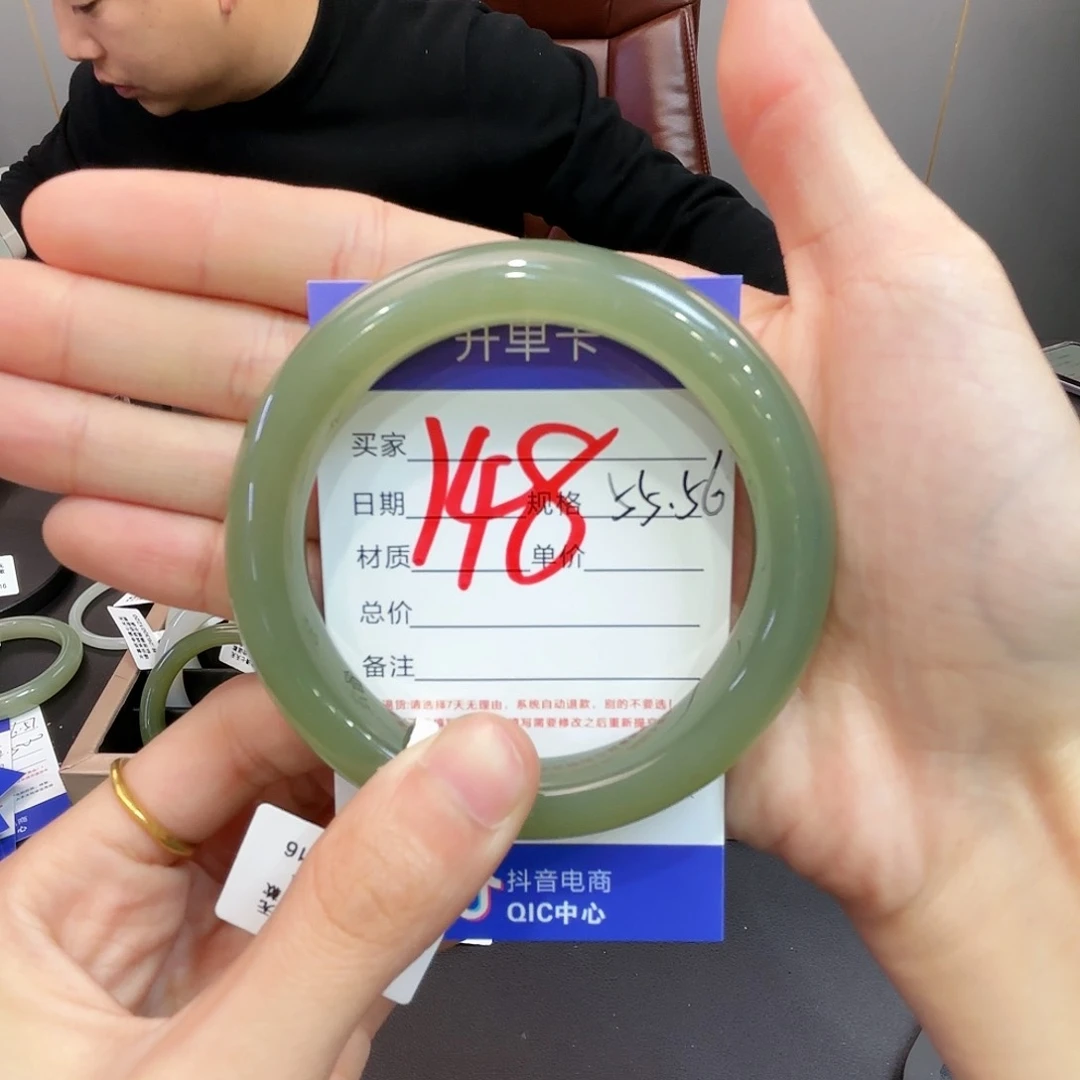 和田玉手镯未镶嵌董*星