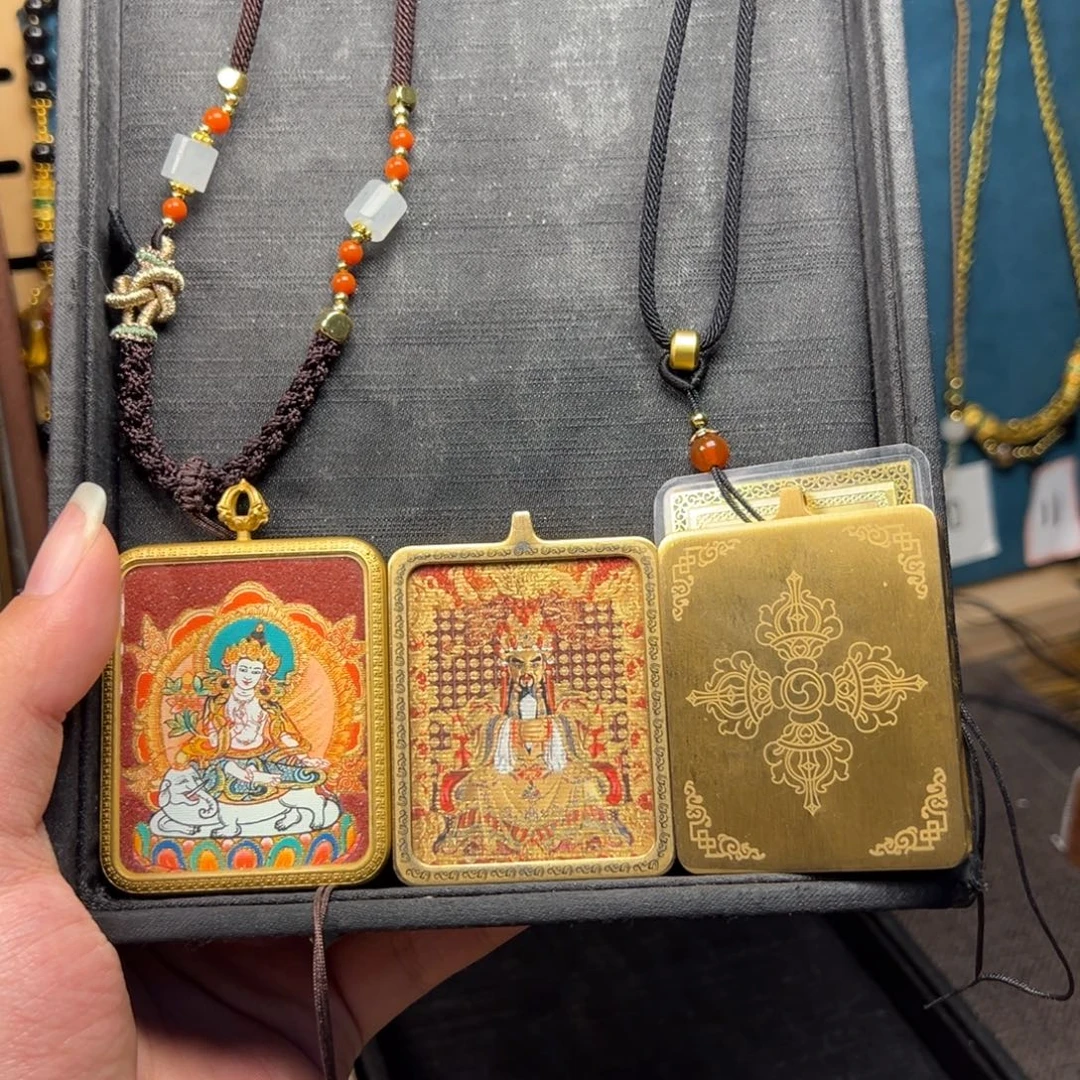 摇****吊坠美丽的小镇和美丽