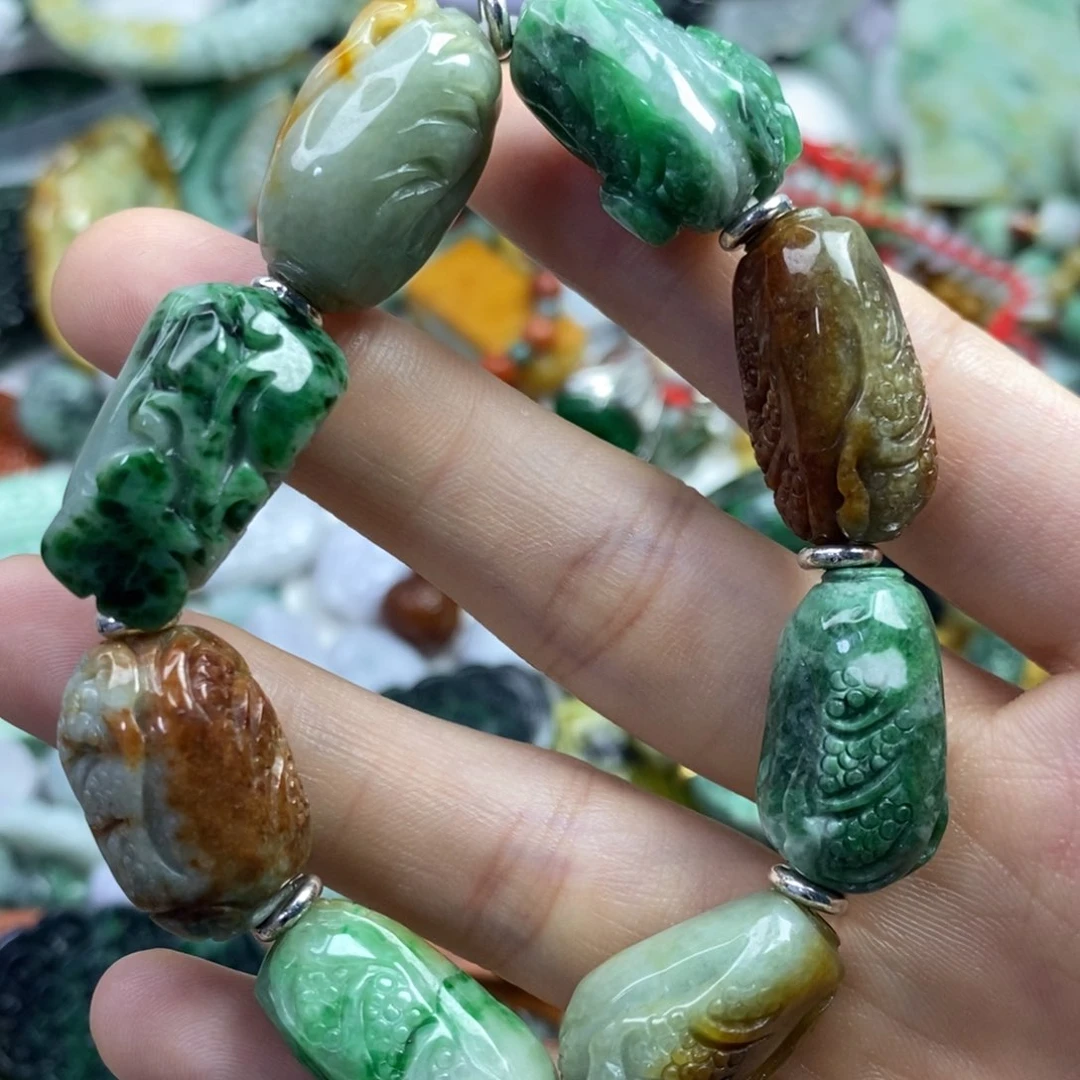 翡翠未镶嵌颈饰秋**雨