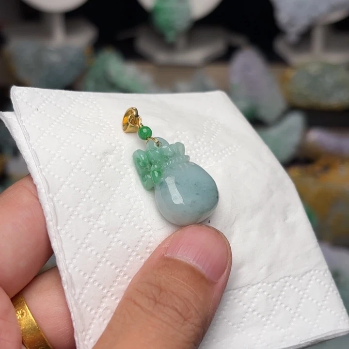 翡翠未镶嵌颈饰吊坠
