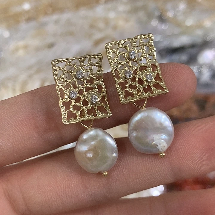 一对金色巴洛克耳环