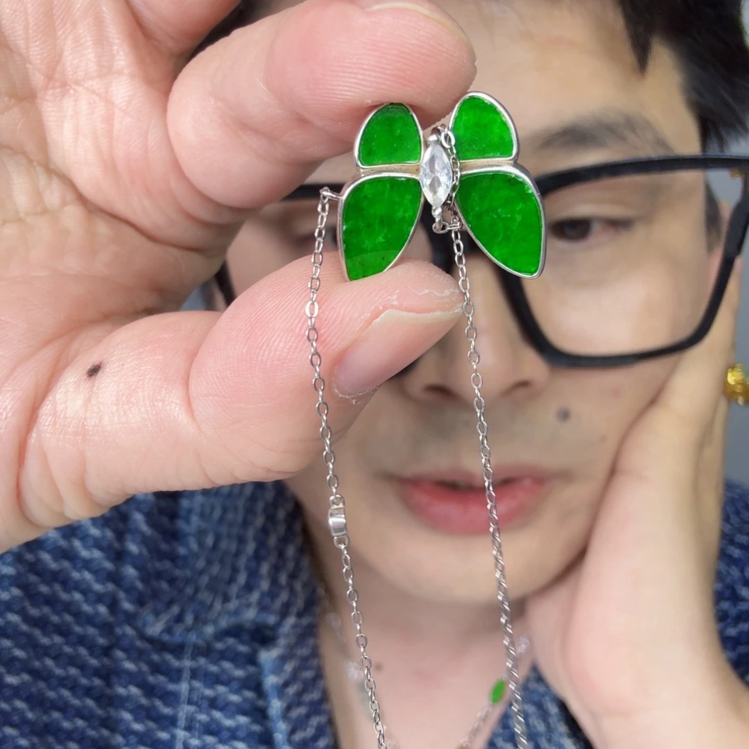 翡翠未镶嵌颈饰一件