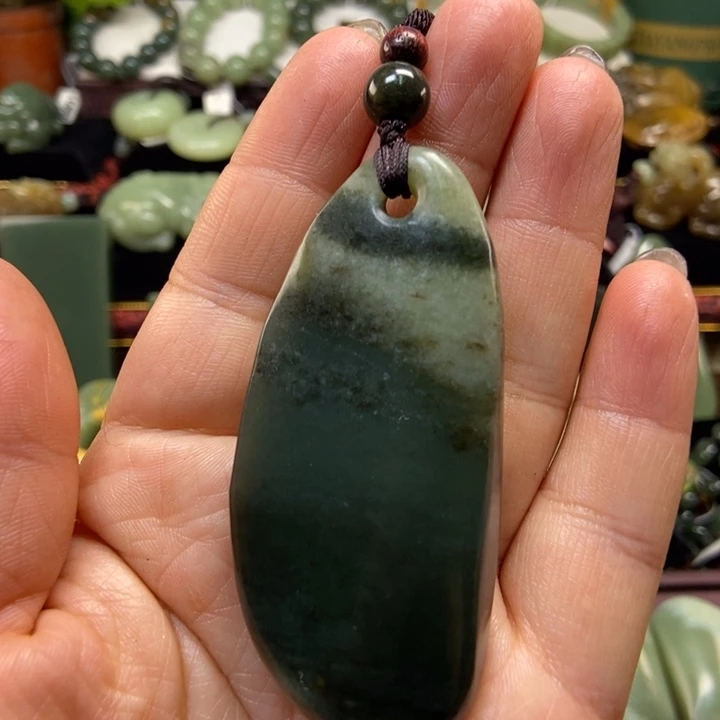 未镶嵌岫岩老玉（透闪石质玉）把件