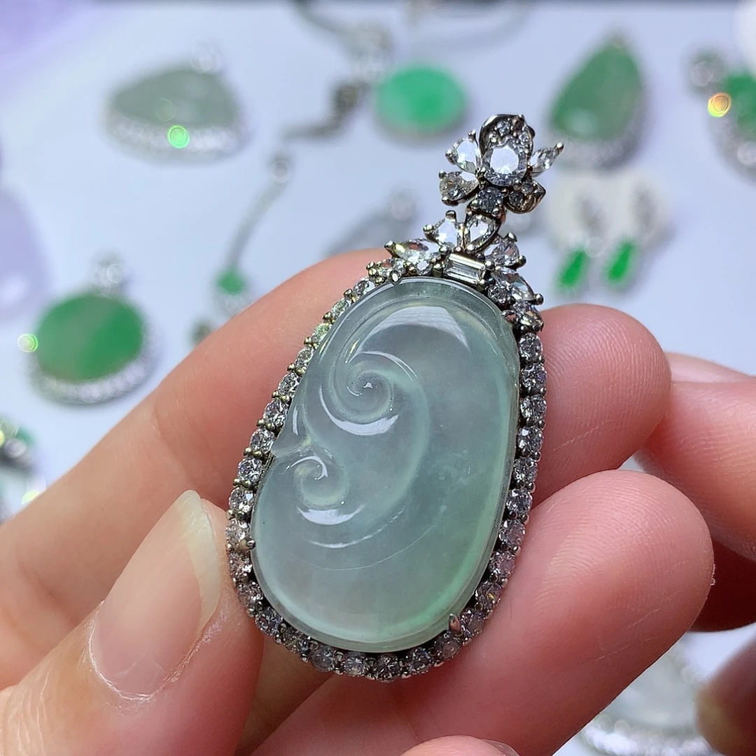 翡翠未镶嵌颈饰如意