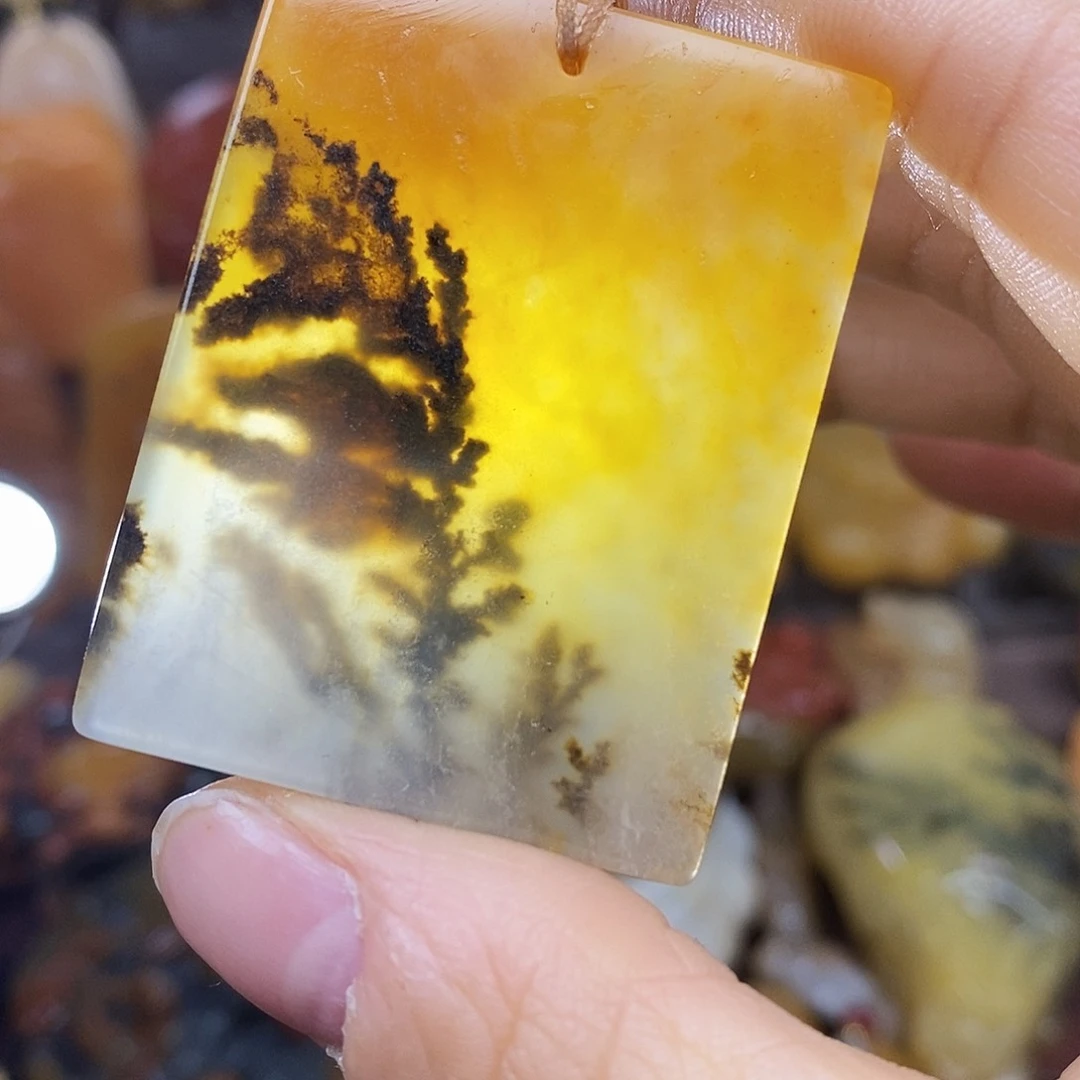 石英质玉（黄龙玉）颈饰未镶嵌