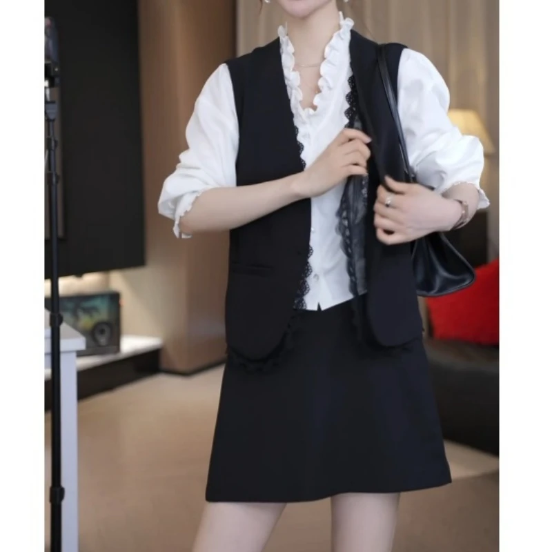 【小花边】简约减龄木耳领衬衫+百搭高腰短裙+设计感马夹LK2505852