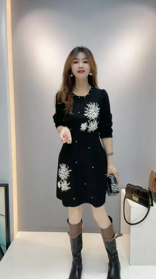 圆领重工烫钻长袖连衣裙A字版型遮肉气质时尚百搭轻熟风女装