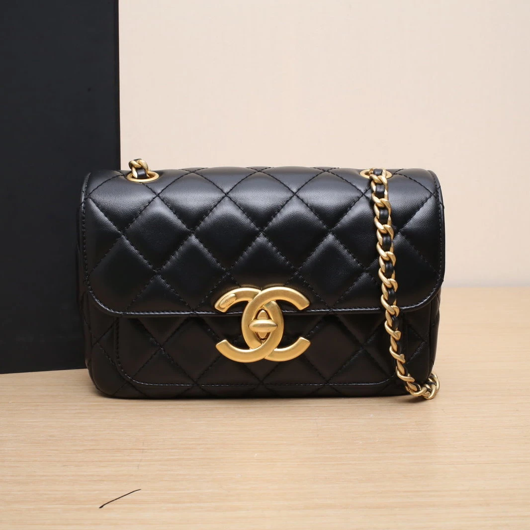 95新 Chanel/香奈儿 花花 芯片开 24B 大Logo 口盖包 方胖子