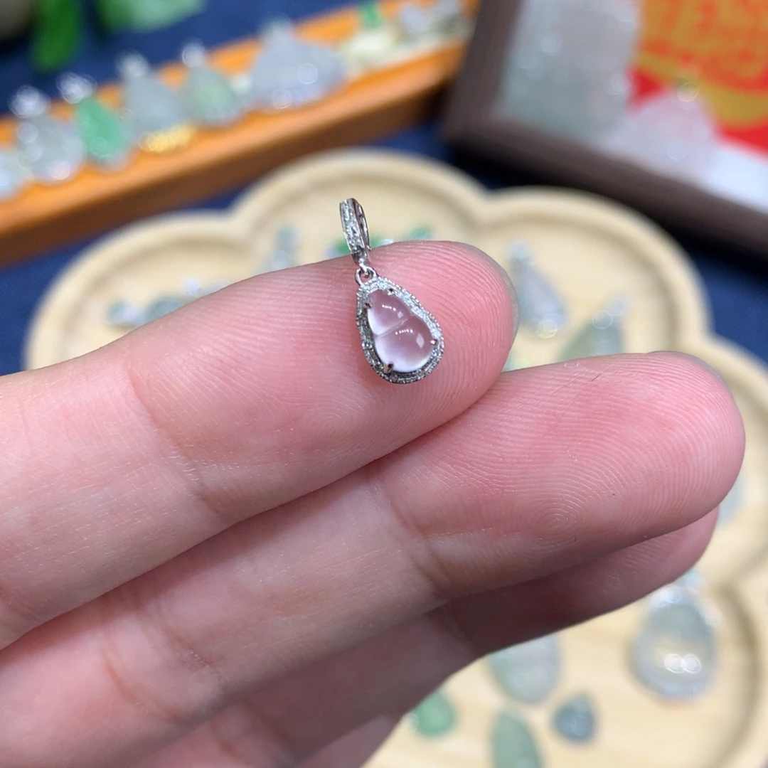 翡翠18K金镶嵌颈饰葫芦