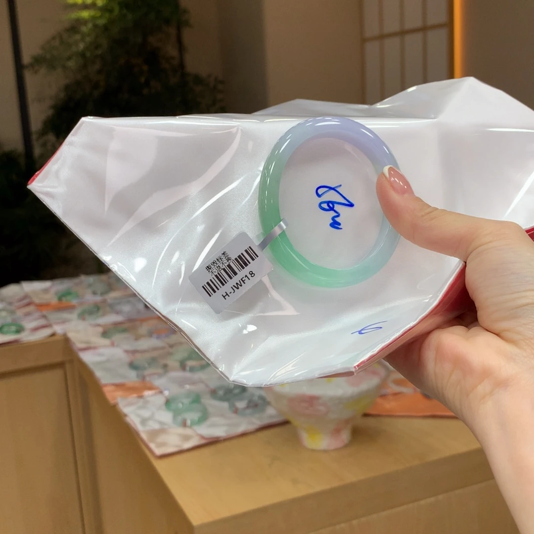 翡翠手镯未镶嵌不退不换