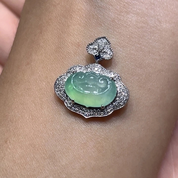 翡翠18K金镶嵌颈饰吊坠