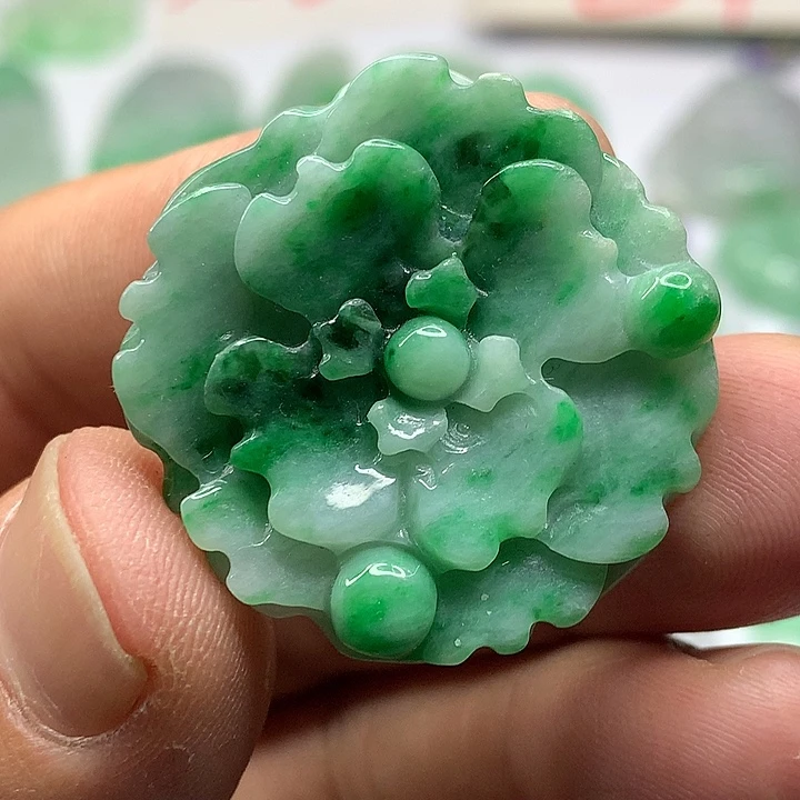 翡翠未镶嵌吊坠(赠链)