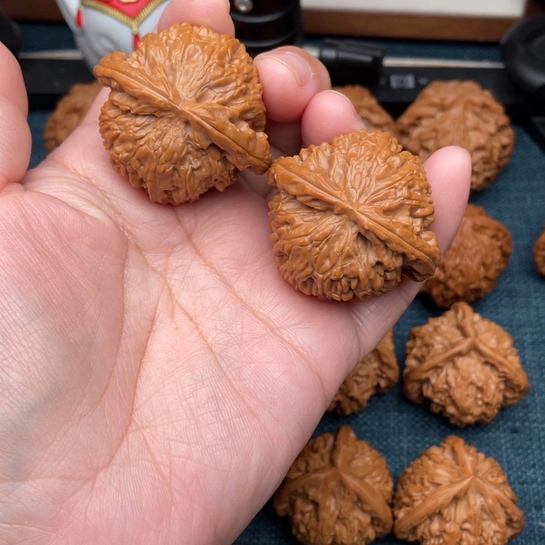 糊***涂文玩核桃把件全品红皮白狮子43