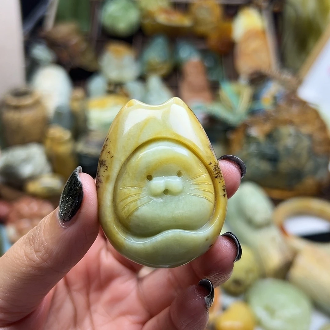 顾***思未镶嵌岫玉颈饰辽阳料猫