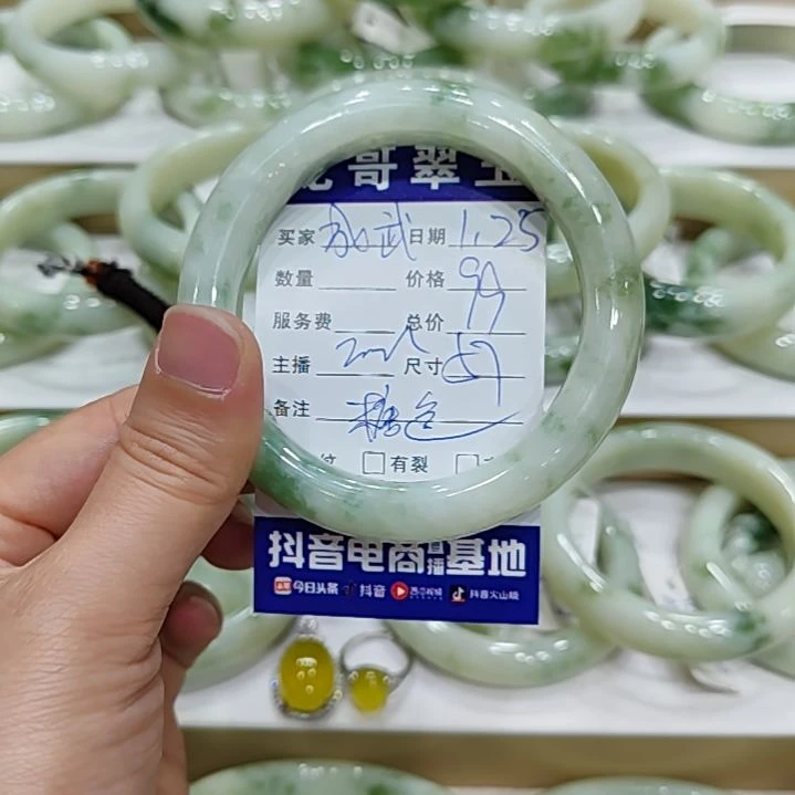 透闪石-蛇纹石玉手镯未镶嵌成****）