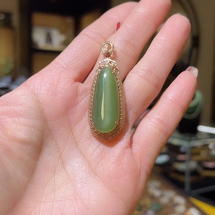 颈饰18K金镶嵌和田玉水滴