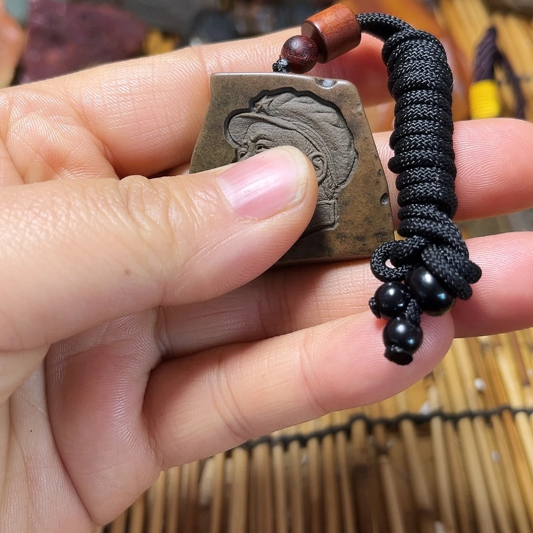 新疆原石雕刻手把件