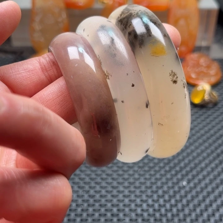 石英质玉颈饰未镶嵌明*