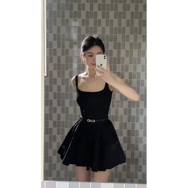 纯欲风性感方领吊带连衣裙女高级感茶歇绝美气质收腰显瘦花苞短裙