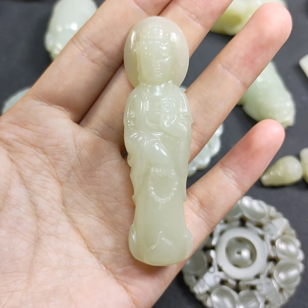 小***爸和田玉未镶嵌颈饰