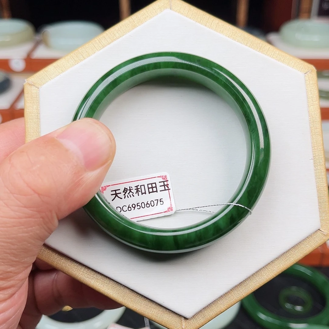 童***美和田玉未镶嵌手镯