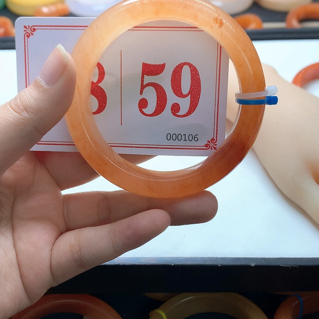 未镶嵌石英质玉（黄龙玉）手镯