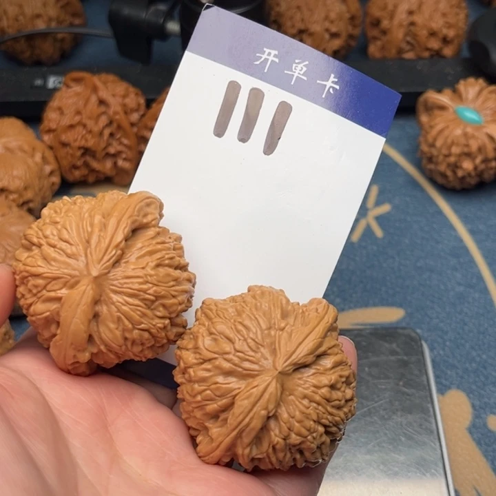 文玩核桃吊坠白狮子 44精修 111