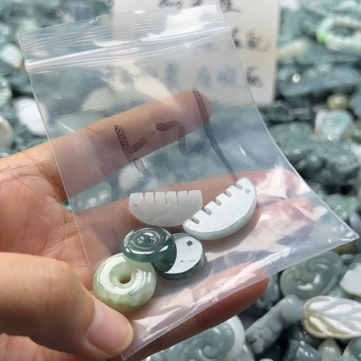 翡翠未镶嵌颈饰挂件