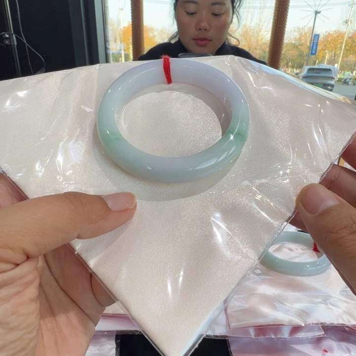 翡翠未镶嵌手镯飘绿5859