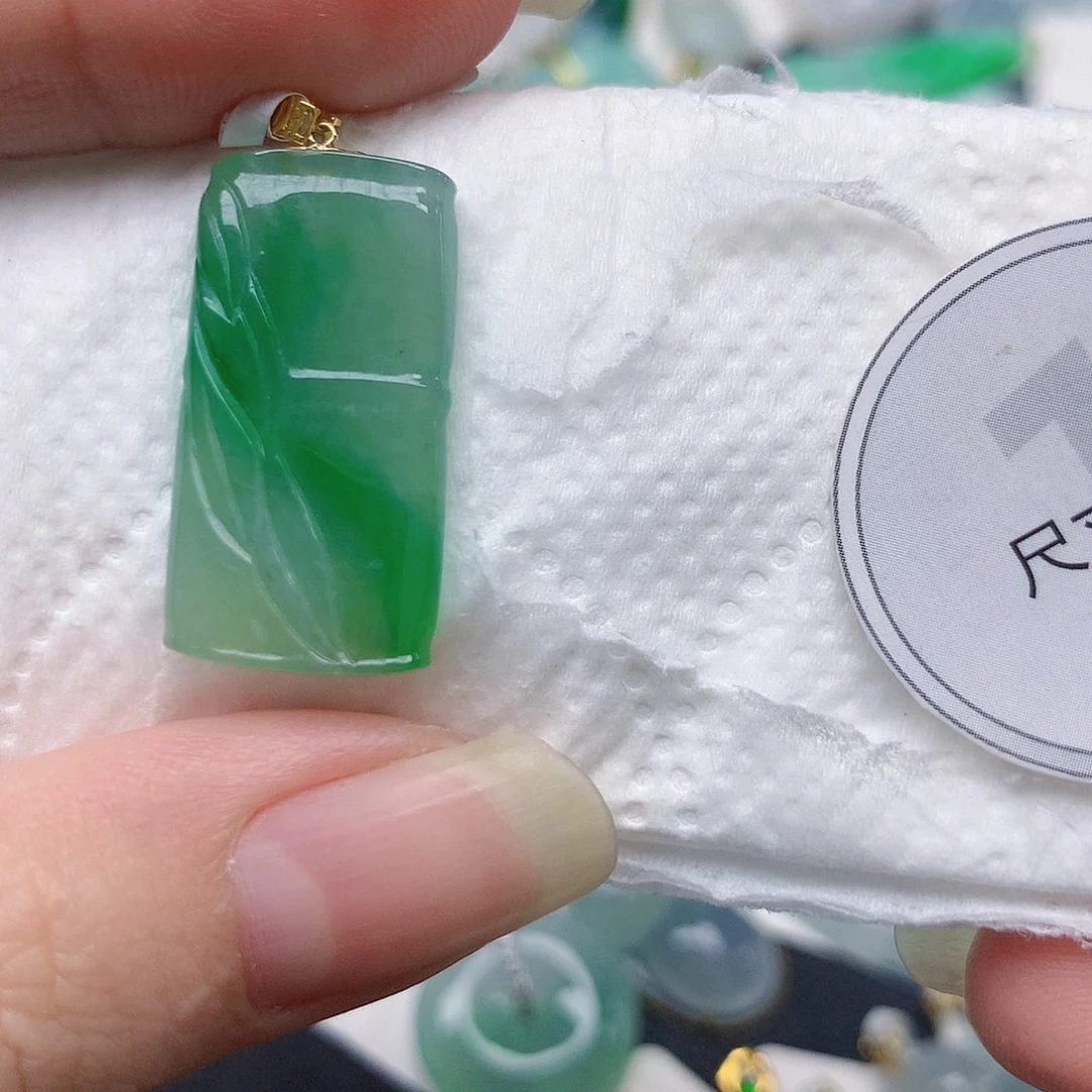 颈饰18K金镶嵌翡翠短****?天然缅甸翡翠