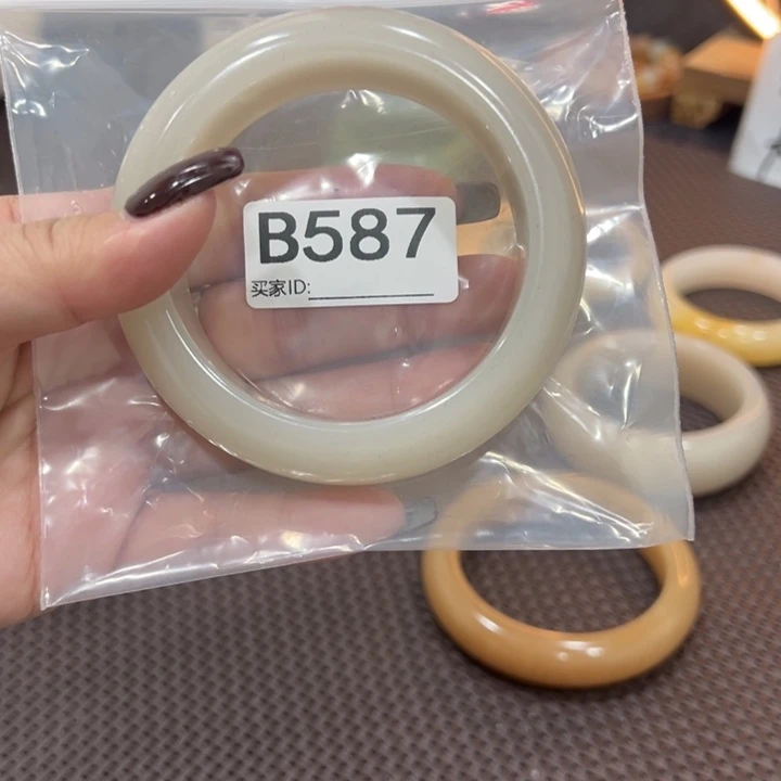 一***年石英岩玉未镶嵌手镯