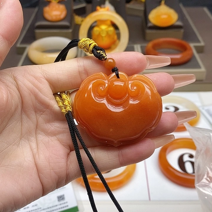 石英质玉（黄龙玉）未镶嵌吊坠