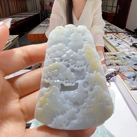 翡翠未镶嵌颈饰一个